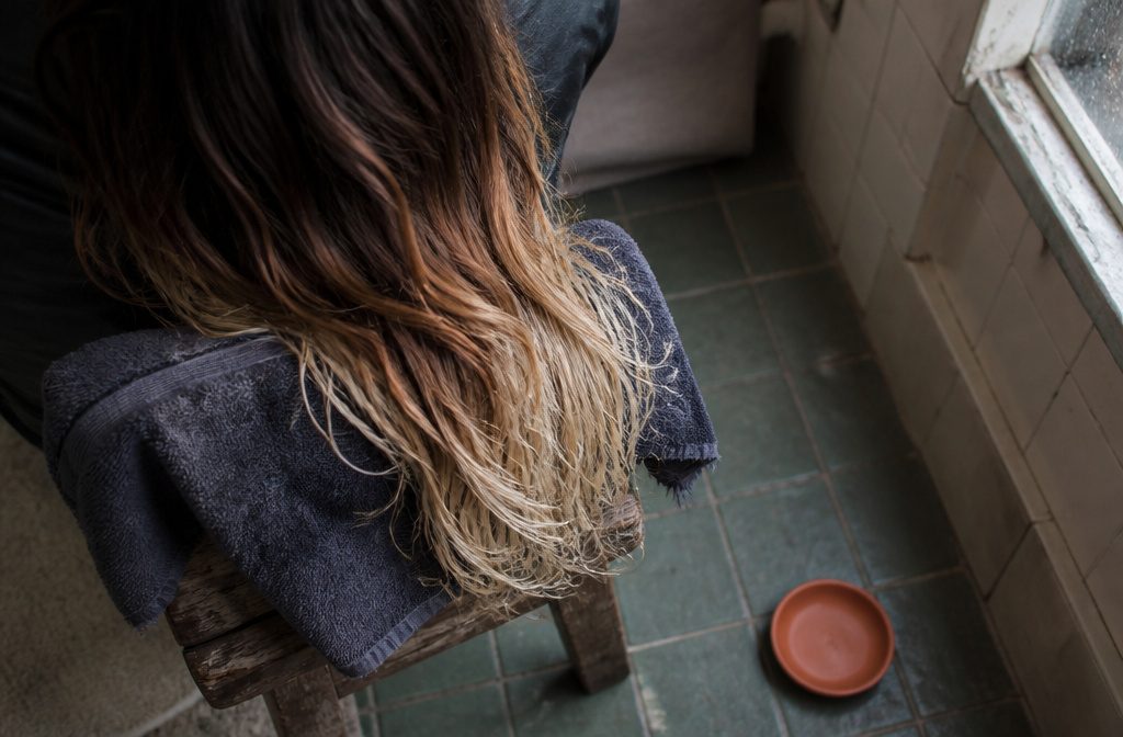 Brunette hair beside blonde hair with a gradual color change